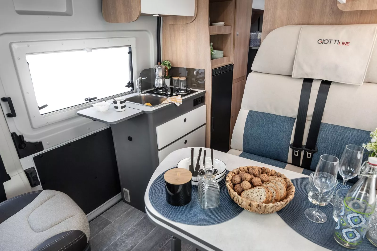 van-60-be-young-004_0034efec377ad2920811d2b8374d930d