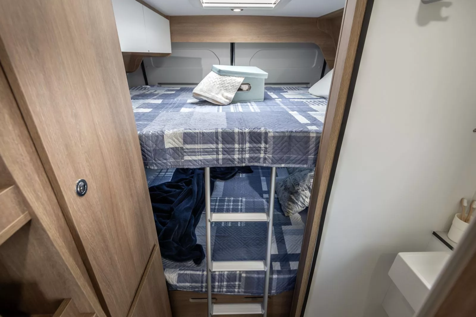 van-60-be-young-035_db7777627f00f53b12032a1b538d0f4e