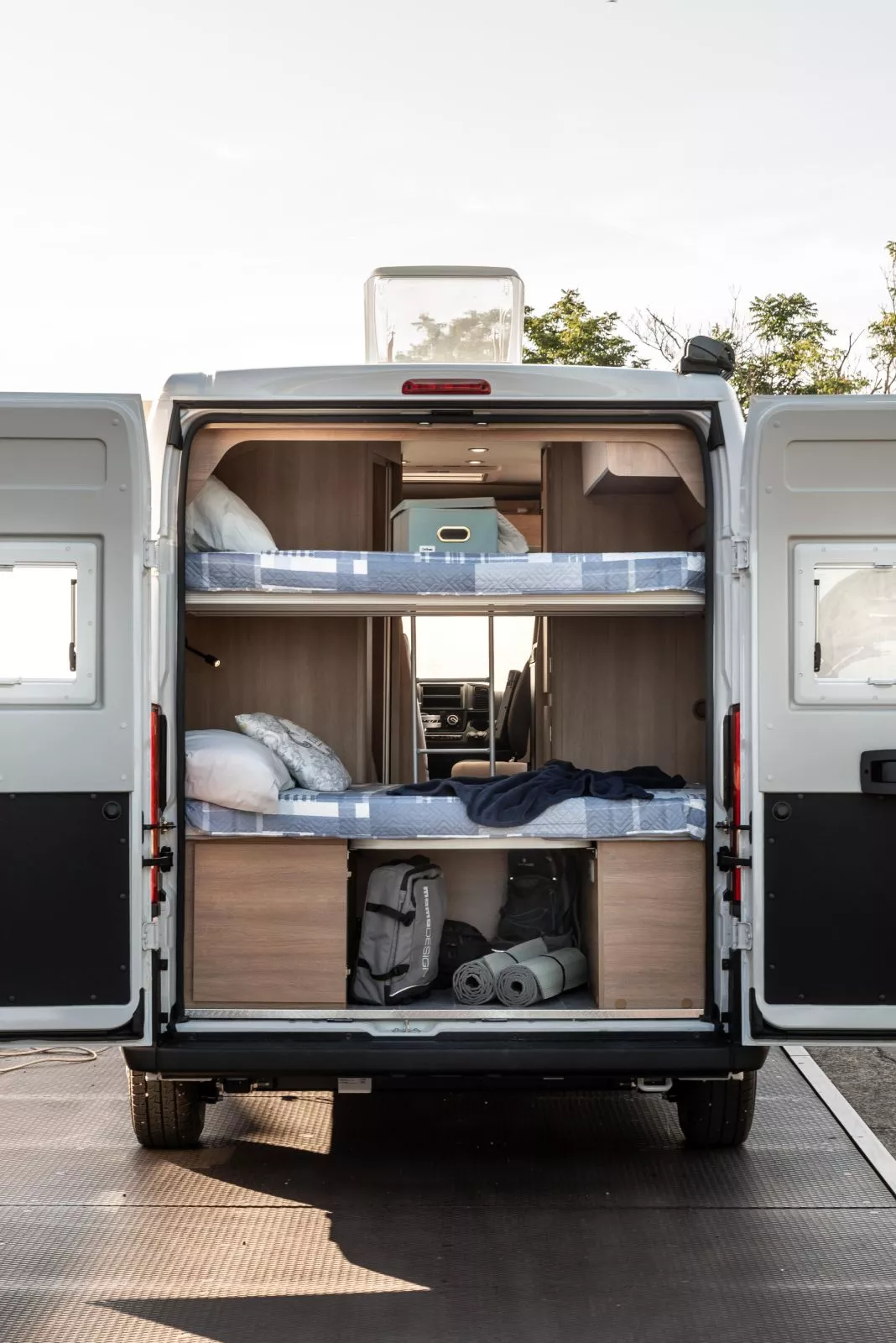 van-60-be-young-041_8c4361f92247b6a0f72bb522722b155a