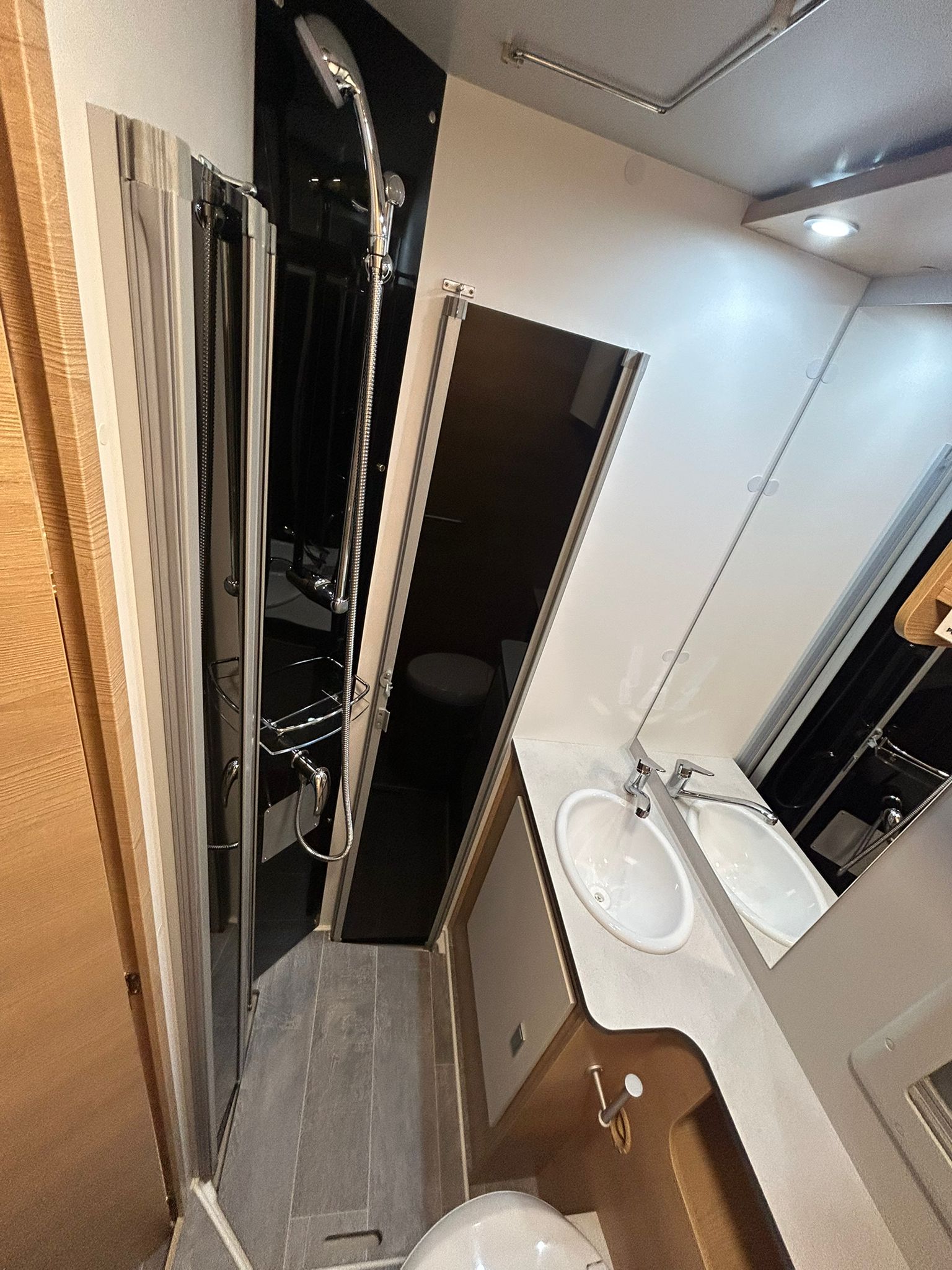 WhatsApp Image 2025-12-17 at 16.10.32 (2) WhatsApp Image 2025-12-17 at 16.10.32 (2)